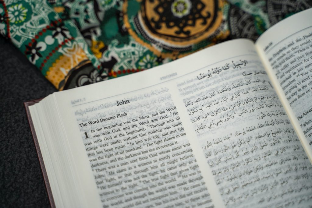 English and Arabic Bible